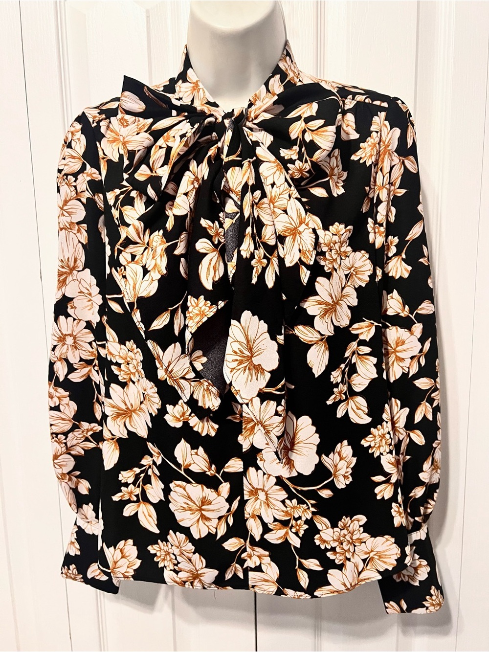 Forever 21 Contemporary Black/Gold Mix Floral Tie-Neck Blouse-X Small-Versatile